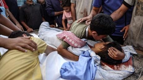 Israel ataca centros de reparto de agua y mata a seis niños