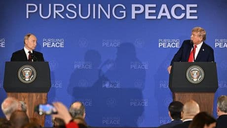 Trump ignora la invasión rusa y responsabiliza a Zelenski del final de la guerra horas antes de reunirse con él
