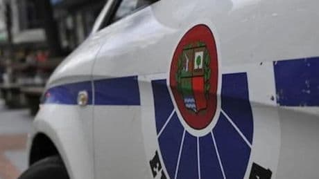 Huye de un control policial en Arrigorriaga y en la persecución casi atropella a un agente y a un viandante