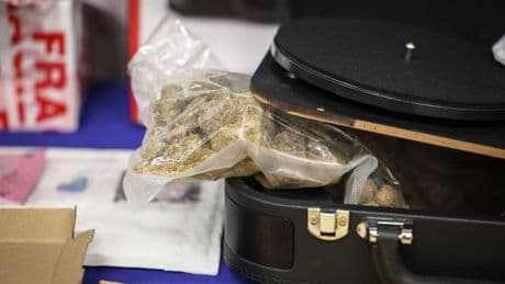 Narcotrafic : des bagagistes de Roissy aidaient à écouler jusqu’à 50 kg de cocaïne par mois