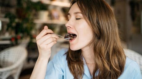 Comer para no explotar o cómo afecta el hambre emocional a  mujeres con altos niveles de exigencia laboral