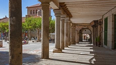 El pueblo de Ávila reconocido por el vuelo de los parapentes y con un palacio del siglo XVIII