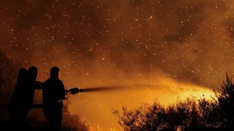 Des centaines de pompiers luttent contre un incendie proche d’Athènes