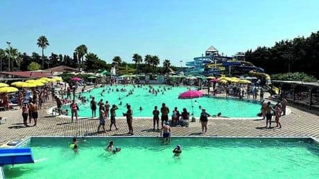 È morto il bimbo spezzino caduto nella piscina di un parco acquatico a Gallipoli