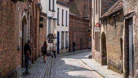 Brugge roept toeristen op om kasseien op straat te laten liggen