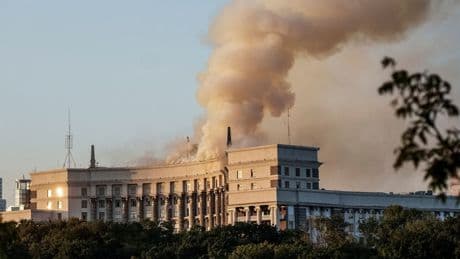 Russischer Überfall auf die Ukraine: Regierungssitz in Kiew in Flammen – Ukraine spricht von „schwerer Eskalation“