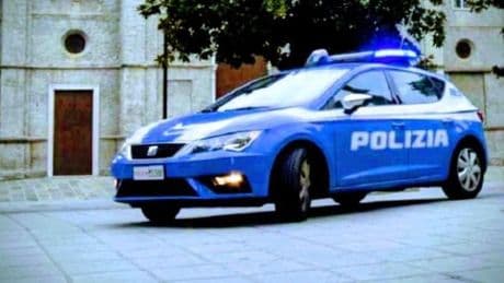 Picchiato e derubato davanti alla stazione, arrestato uno dei rapinatori: caccia ai complici