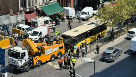 Beyoğlu'da halk otobüsü kazasında yaralanan temizlik işçisi hayatını kaybetti