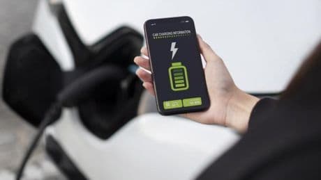 Cargar el coche mientras conduces: así es la primera carretera eléctrica permanente