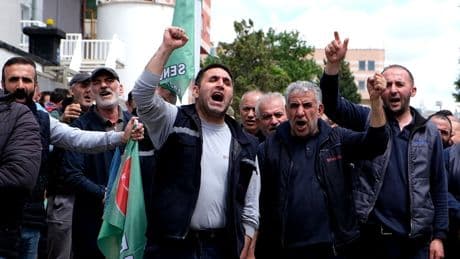 Bahane bazen iflas bazen daralma ama düzenin adı belli: Ölümüne çalıştır, ücretini ödeme, sesi çıkarsa kapı önüne koy