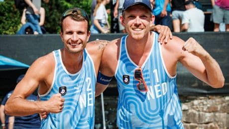 Vijf van de zes Nederlandse beachvolleybalkoppels naar achtste finales EK