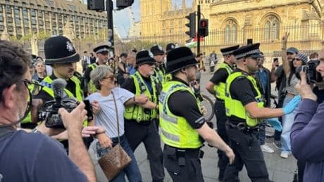 Londra'da 150 kişiye Filistin gözaltısı
