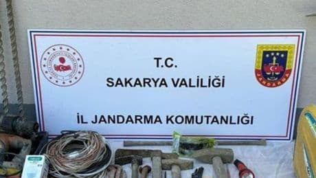 Kaçak kazı yapan 3 kişiye suçüstü