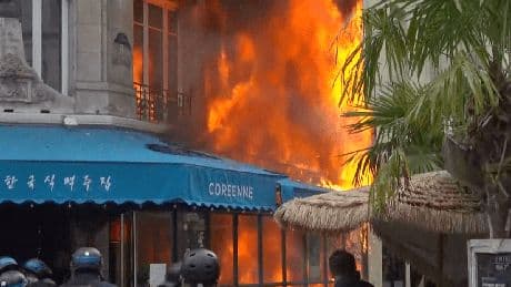 Proteste in Paris: Restaurant im Zentrum von Paris brennt lichterloh
