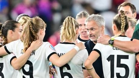 DFB-Frauen gegen Spanien: Tiefe Verbeugungen, enormer Respekt