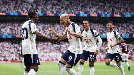 Richarlison impulsa al Tottenham con dos golazos