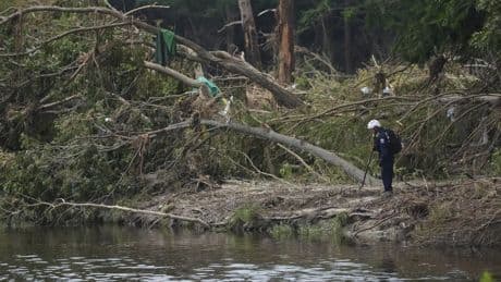 Rescue efforts suspended in Texas amid new flood warnings