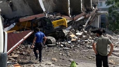Yıkım sırasında 7 katlı bina, iş makinesinin üzerine devrildi
