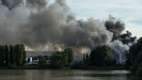 Feuer und Explosionen im Hamburger Hafen – Autobahn wegen Trümmerflug gesperrt