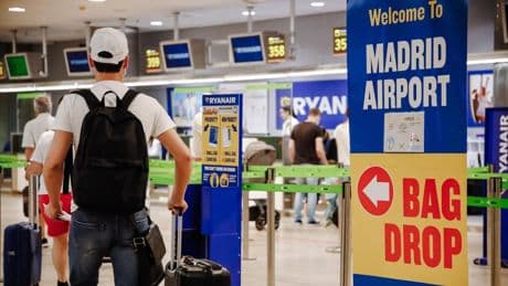 Empleados de Ryanair cobran un bonus si hallan equipaje demasiado grande para cabina