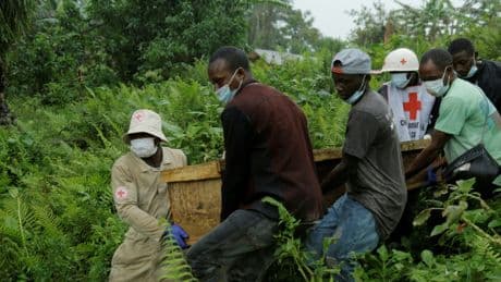 RDC: à Ntoyo, dans le Nord-Kivu, les survivants des massacres commis par les ADF enterrent leurs morts
