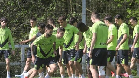 Brais vuelve a entrenarse con el grupo e Imanol hace un cambio de potrillos