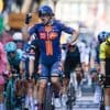 Casper van Uden verrast met sprintzege in Lecce, volledig Nederlands podium in vierde etappe