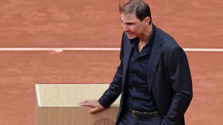 Historische beelden op Roland Garros: huilende Rafael Nadal krijgt eerbetoon van Roger Federer, Novak Djokovic en Andy Murray