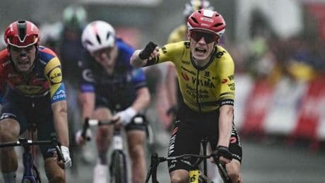 Jonas Vingegaard maillot rouge de la Vuelta après sa victoire lors de la deuxième étape