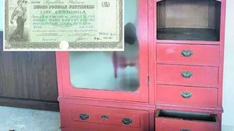 Trova 190 mila euro di buoni postali dentro al mobile usato acquistato online: secondo la legge gli spetta il 10%