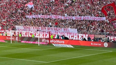 Fan-Wut bei Müller-Abschied - „Fi... Euch“-Plakat in der Bayern-Kurve!