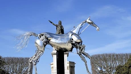 Zeus, le mythique cheval métallique des JO de Paris, fait escale au Mont Saint-Michel