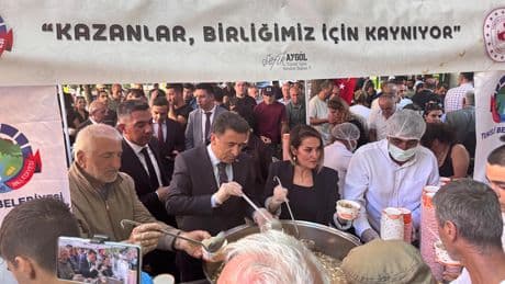 Tunceli’de valilik ve belediyeden aşure ile lokma ikramı