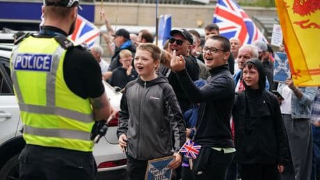 Massenproteste gegen Migration - Briten zeigen Flüchtlings-Hotels den Stinkefinger