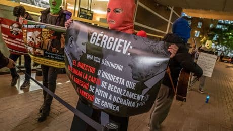Na een storm van protest geeft dirigent Gergjev geen concert in Italië. Maar wat zegt zijn bijna-rehabilitatie eigenlijk?