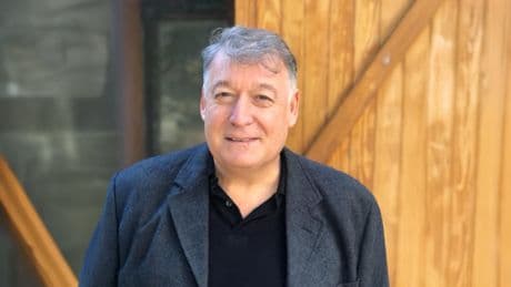 Xavier Fàbregas, médico especialista en salud mental: “Si cuando estás en la playa no hace mucho sol o hay medusas, no todo es un asco. Aunque tuvieras un plan, siempre hay alternativa”