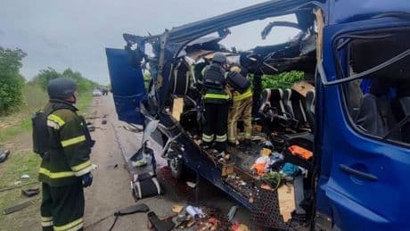 Krieg in der Ukraine: Ukraine meldet neun Tote nach russischem Angriff auf Bus mit Zivilisten