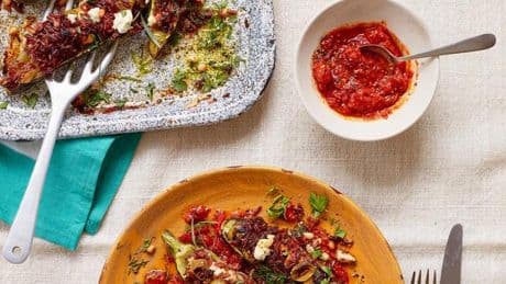 Gefüllte Zucchini mit rotem Reis: Es grünt so rot