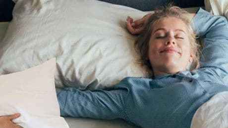 Üst üste 2 yastık koyup yatanlar yandı! Bildiğimiz gibi değil, adeta sıkıştırıyor