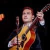 Douwe Bob keert terug op het podium na bedrei­gingen: ‘Heel veel liefde voor iedereen’