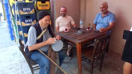 Burhaniye'de görme engelli vatandaş, 50 yıldır darbuka çalıp türkü söyleyerek geçimini sağlıyor