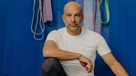Peter Attia, doctor experto en longevidad: “Un hombre de entre 40 y 50 años tiene que ser capaz de mantenerse colgando de una barra con las manos durante dos minutos”