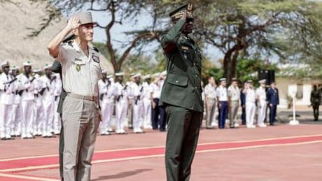Les militaires français quittent le Sénégal, sans que Dakar rompe avec Paris
