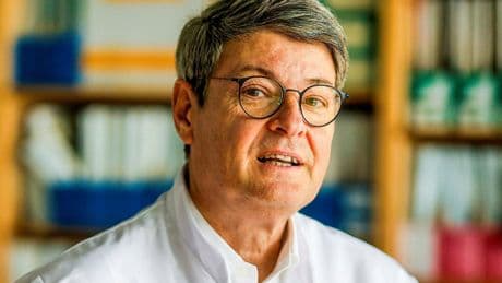 Covid, désinformation, perte de confiance : comment sauver la science selon le Pr Molimard