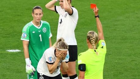 Frauen-EM: Folgenschwerer Aussetzer – DFB-Star Hendrich sieht Rote Karte