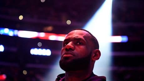 Plaschke: Kobe Bryant has one more lesson for LeBron James — how to retire