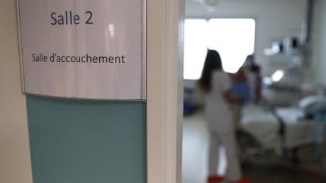France: des syndicats médicaux dénoncent le moratoire visant à empêcher la fermeture de petites maternités