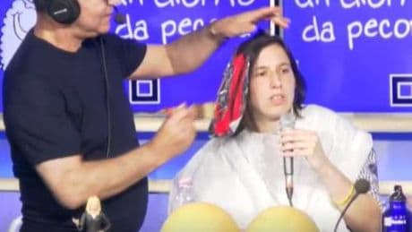 "Sembro Mirko dei Bee Hive". Elly si tinge di rosso per una promessa