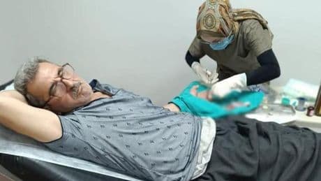 Karpuz yerine parmağını kesti, yerine dikildi