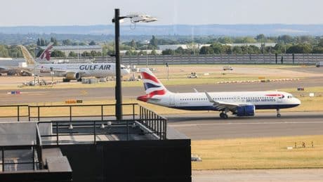 Londres : un homme suspecté d'avoir introduit un gaz lacrymogène à Heathrow arrêté